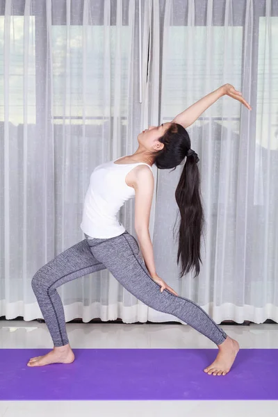 Frau macht Yoga-Übungen isoliert auf weißem Hintergrund — Stockfoto