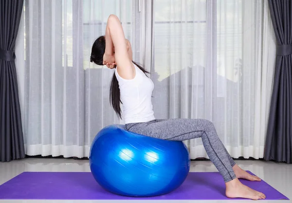 Mulher fazendo exercício de ioga com bola de fitness — Fotografia de Stock