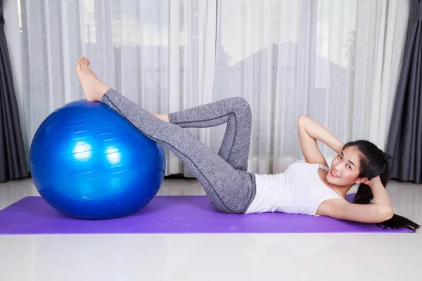 Mulher fazendo exercício de ioga com bola de fitness — Fotografia de Stock