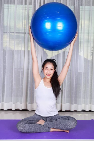 Mulher fazendo exercício de ioga com bola de fitness — Fotografia de Stock