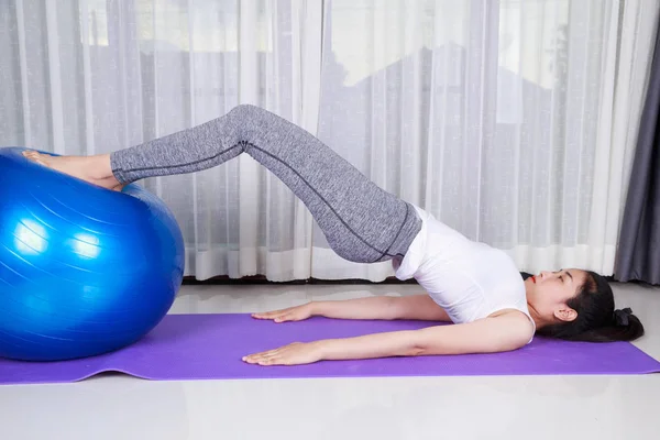 Mulher fazendo exercício de ioga com bola de fitness — Fotografia de Stock