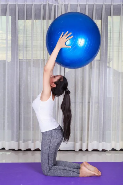Mulher fazendo exercício de ioga com bola de fitness — Fotografia de Stock