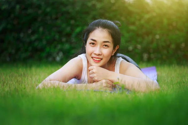 Mulher feliz no campo de grama verde — Fotografia de Stock