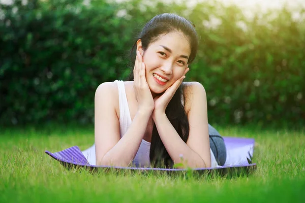 Happy woman on the green grass field — Stock Photo, Image