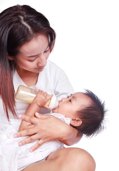 Anya etetése baba lánya elszigetelt fehér background — Stock Fotó