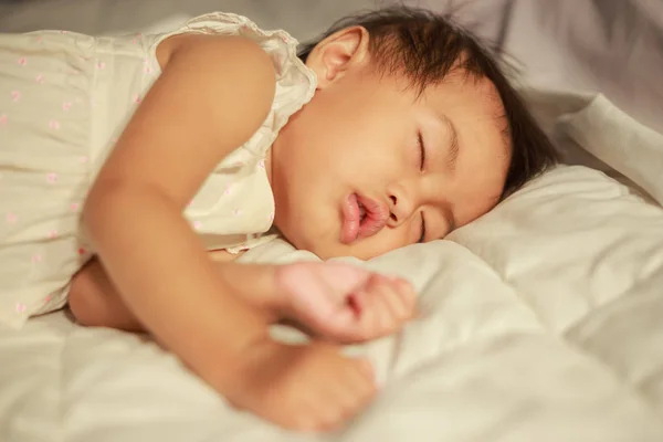 Ребенок спит на кровати дома — стоковое фото