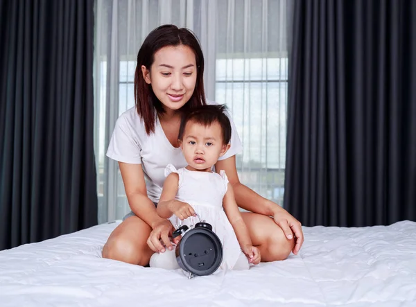 Baby with mother on bed at home — Stock Photo, Image