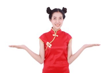 kadın giyim kırmızı cheongsam mutlu kavramı avucunda açık el ile