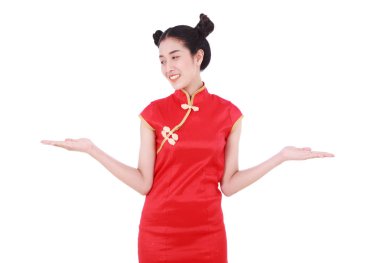 kadın giyim kırmızı cheongsam mutlu kavramı avucunda açık el ile