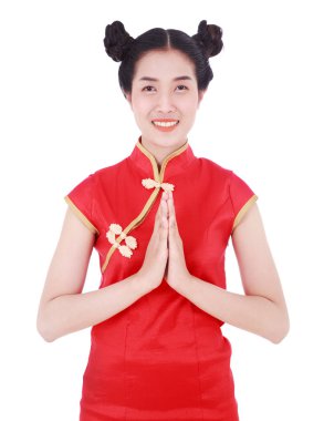 kadın kırmızı cheongsam giymek ve mutlu chi kavramında saygı ödemek