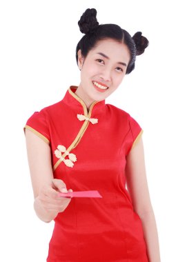 cheongsam veya kavram kırmızı zarf veren qipao giyen kadın