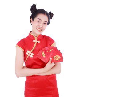 kadın giyim cheongsam ve mutlu kavramı kırmızı zarfta holding