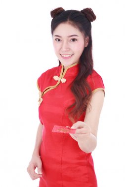 cheongsam veya kavram kırmızı zarf veren qipao giyen kadın