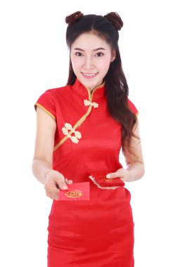 cheongsam veya kavram kırmızı zarf veren qipao giyen kadın