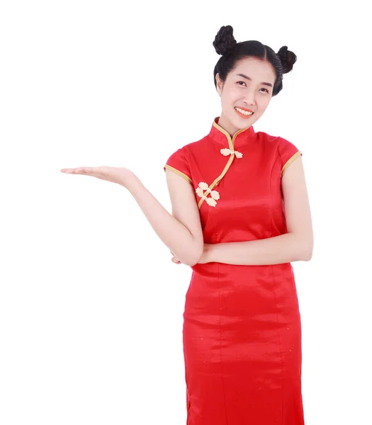 Mulher usar cheongsam vermelho com palma da mão aberta no conceito de feliz — Fotografia de Stock