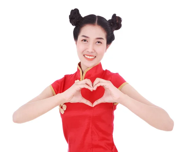 Mulher usar cheongsam vermelho com sinal de coração mão no conceito de happ — Fotografia de Stock