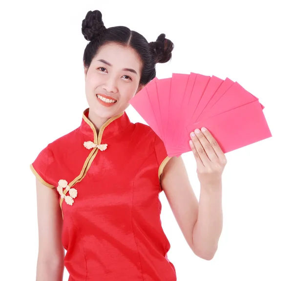 Mulher usar cheongsam e segurando envelope vermelho no conceito de happ — Fotografia de Stock