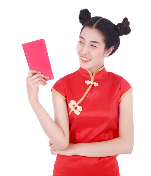 Mulher usar cheongsam e segurando envelope vermelho no conceito de happ — Fotografia de Stock