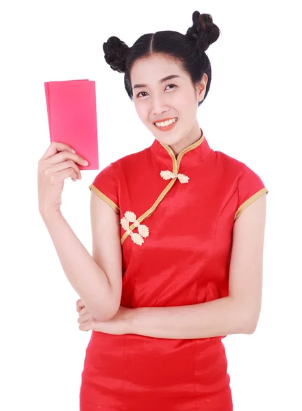 Wanita memakai cheongsam dan memegang amplop merah dalam konsep happ — Stok Foto