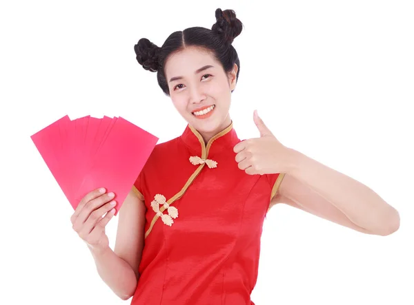 여자 착용 cheongsam 행복해의 개념에 빨간 봉투를 들고 — 스톡 사진