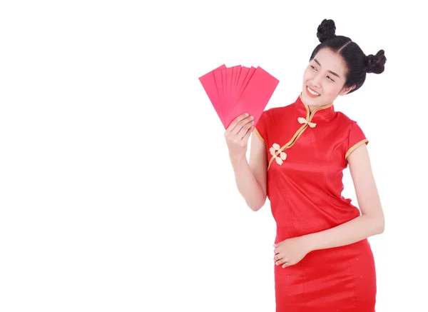 Kadın giyim cheongsam ve mutlu kavramı kırmızı zarfta holding — Stok fotoğraf