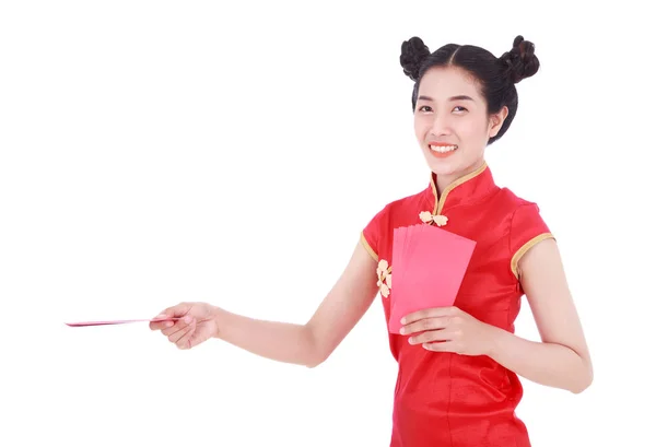 Mujer usando cheongsam o qipao dando sobres rojos en concepto —  Fotos de Stock