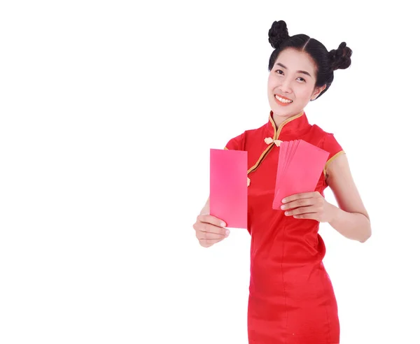 Femme portant cheongsam ou qipao donnant enveloppes rouges dans le concept — Photo