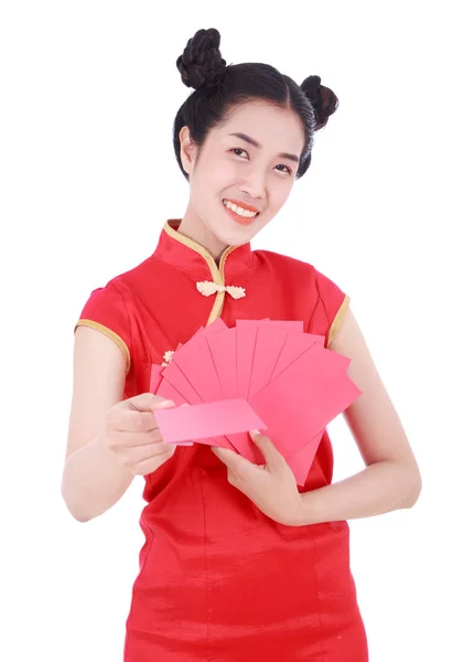 Mulher vestindo cheongsam ou qipao dando envelopes vermelhos em conceito — Fotografia de Stock