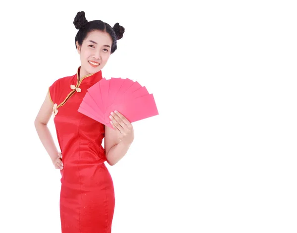 Donna indossare cheongsam e tenendo busta rossa nel concetto di happ — Foto Stock