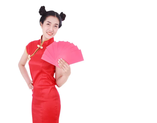 Kadın giyim cheongsam ve mutlu kavramı kırmızı zarfta holding — Stok fotoğraf