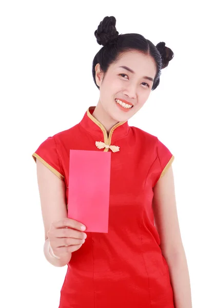 Mulher usar cheongsam e segurando envelope vermelho no conceito de happ — Fotografia de Stock