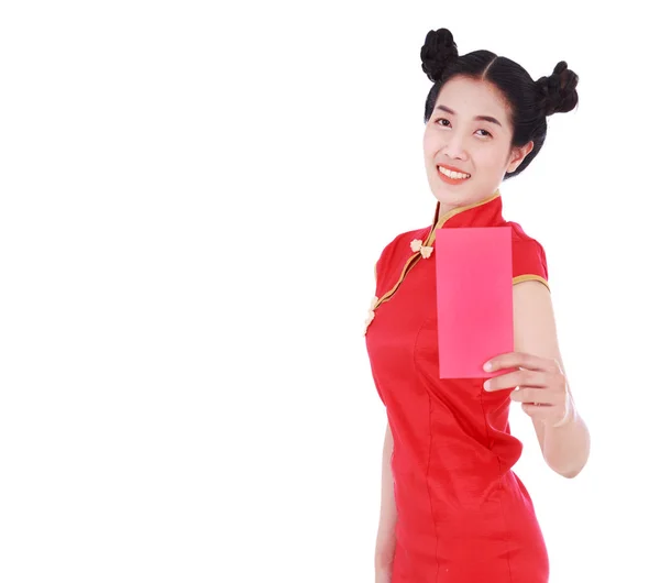 Mujer llevar cheongsam y sosteniendo sobre rojo en concepto de happ —  Fotos de Stock