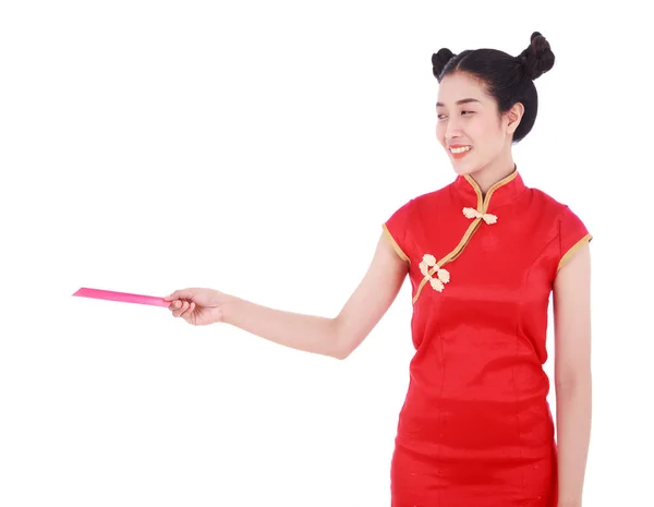 Kvinna som bär cheongsam eller qipao ger röda kuvert i konceptet — Stockfoto