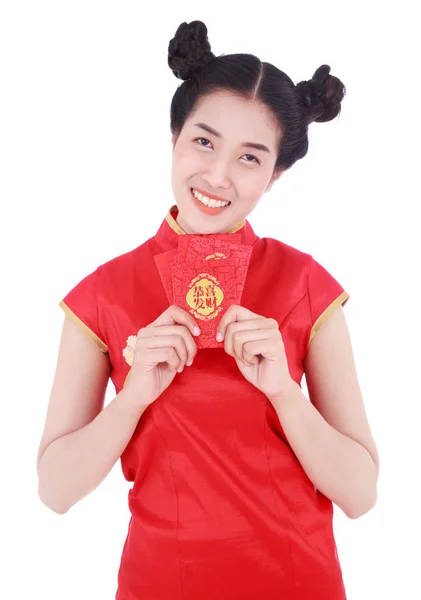 여자 착용 cheongsam 행복해의 개념에 빨간 봉투를 들고 — 스톡 사진