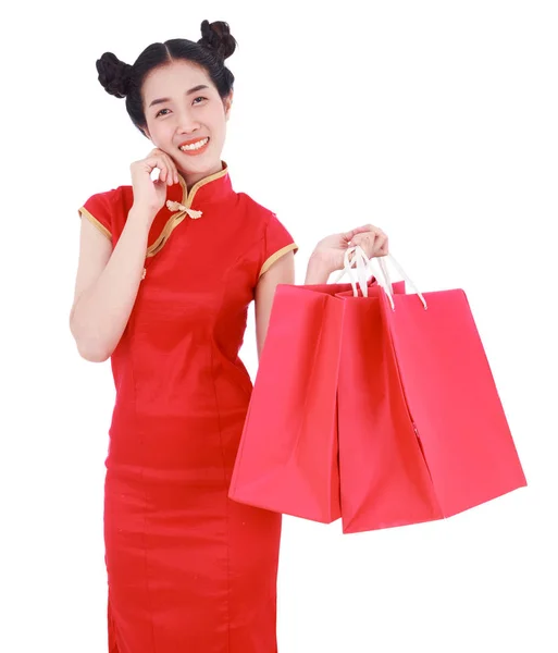 Mujer feliz celebración de la bolsa de compras en la celebración del año nuevo chino — Foto de Stock