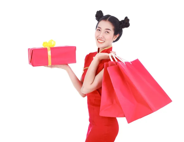 Mujer feliz sosteniendo bolsa de compras y caja de regalo roja en concepto chi — Foto de Stock