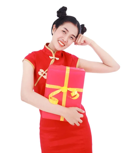 Fiatal nő gazdaság piros ajándék doboz fogalom boldog kínai új — Stock Fotó