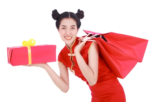 Ευτυχισμένη γυναίκα κρατώντας την τσάντα για ψώνια και κόκκινη συσκευασία δώρου στην έννοια Τσι — Φωτογραφία Αρχείου