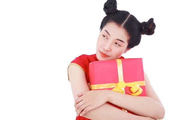 Młoda kobieta gospodarstwa czerwone pudełko w koncepcji zadowolony Chińczyk nowy — Zdjęcie stockowe