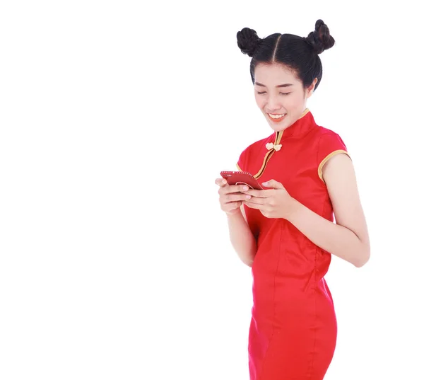 Lycklig kvinna slitage cheongsam och använder mobiltelefon isolerad på wh — Stockfoto
