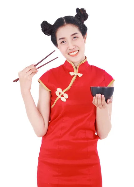 Femme heureuse portant la robe chinoise cheongsam avec baguettes et — Photo