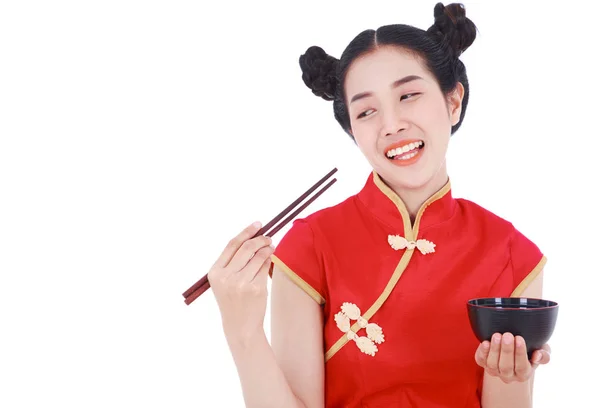 Mulher feliz vestindo vestido chinês cheongsam com pauzinhos e — Fotografia de Stock