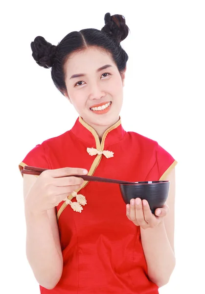 Femme heureuse portant la robe chinoise cheongsam avec baguettes et — Photo