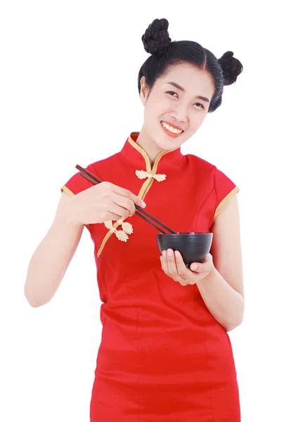 Femme heureuse portant la robe chinoise cheongsam avec baguettes et — Photo