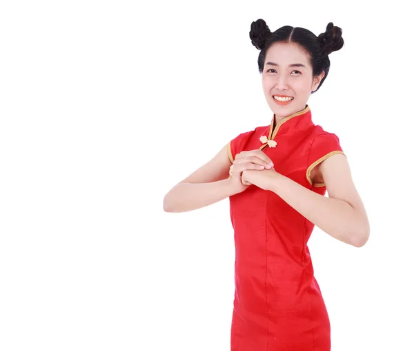 女性が協奏曲でお祝いのジェスチャーで赤いチャイナ ドレスを着用します。 — ストック写真