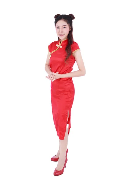 Kvinnan bär röda cheongsam i begreppet happy kinesiska nyåret är — Stockfoto