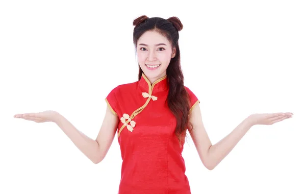 Donna indossare cheongsam rosso con palmo della mano aperta nel concetto di felice — Foto Stock