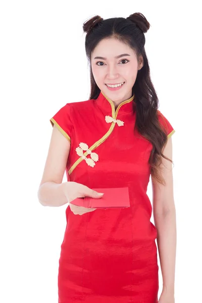 Vrouw dragen cheongsam of qipao geven rode enveloppen in concept — Stockfoto