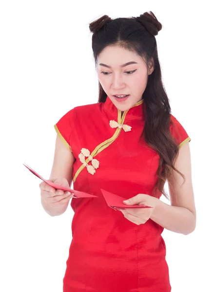 Mulher usar cheongsam e segurando envelope vermelho no conceito de happ — Fotografia de Stock