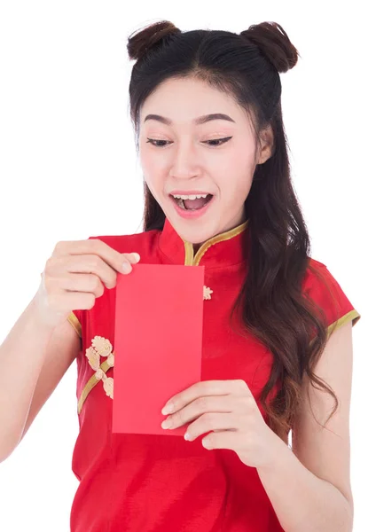 Femme porter cheongsam et tenant enveloppe rouge dans le concept de happ — Photo